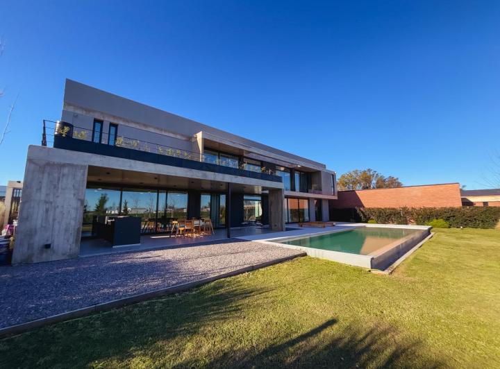 Propiedad moderna de 4 habitaciones en Village del Brigadier 1