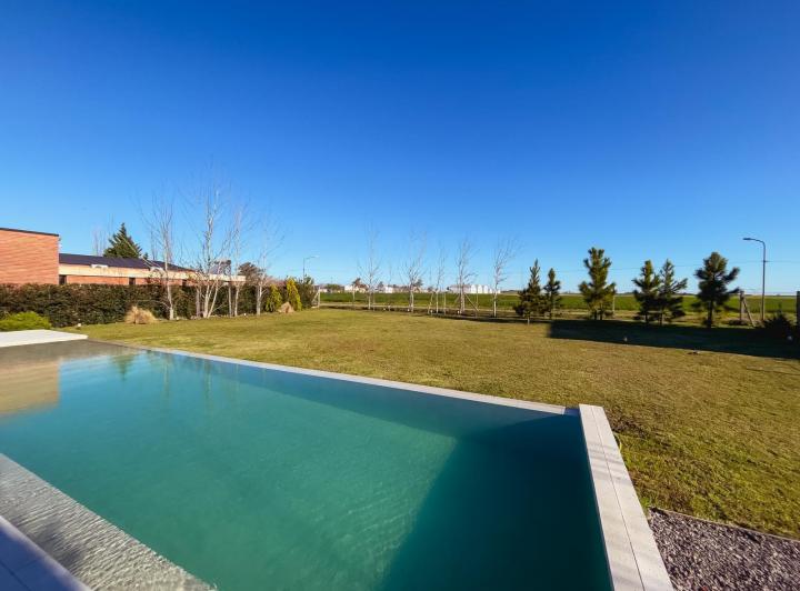 Propiedad moderna de 4 habitaciones en Village del Brigadier 3