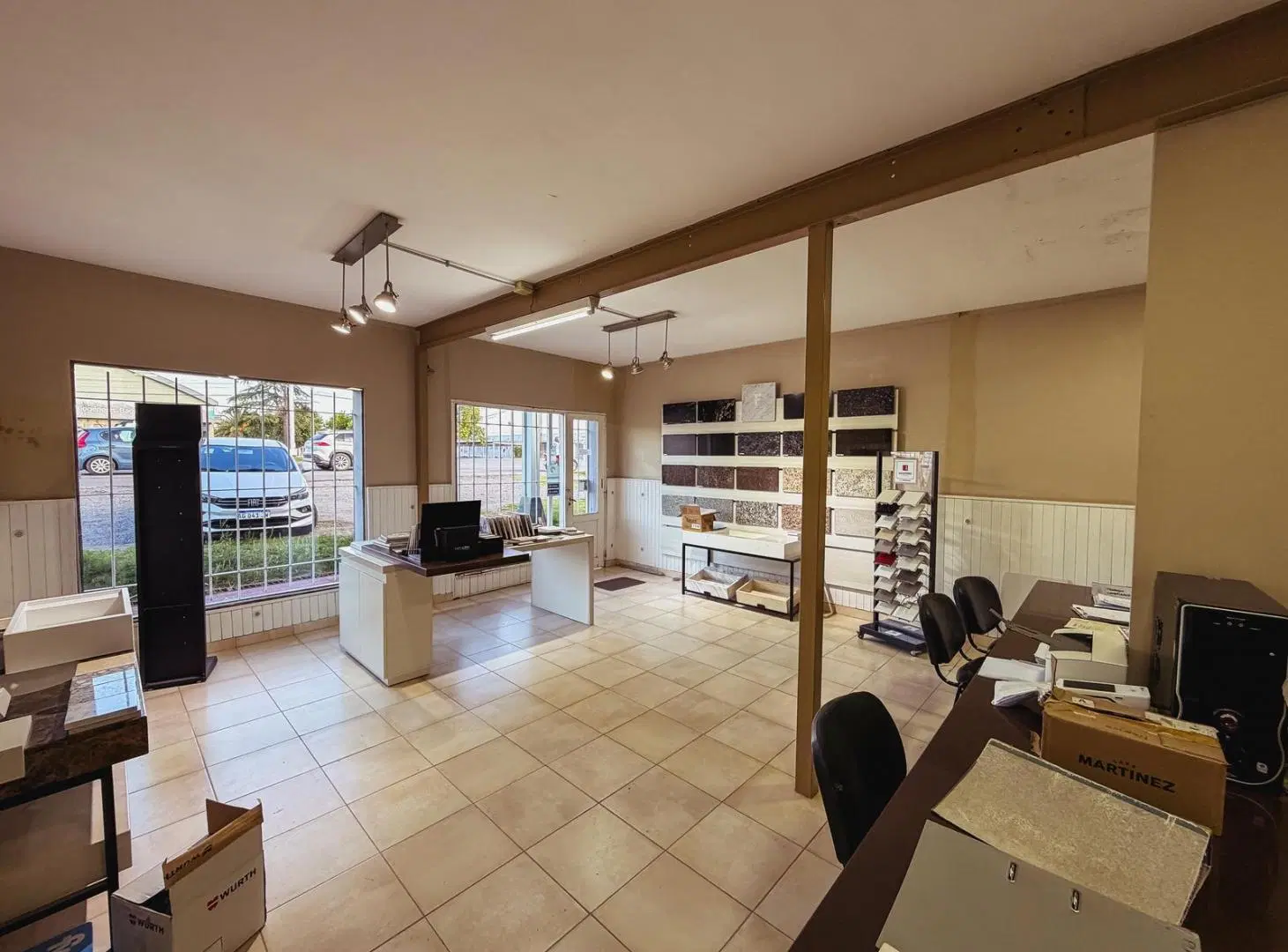 Local comercial con departamento/ oficina + galpón sobre Av. Ángela de la Casa 3