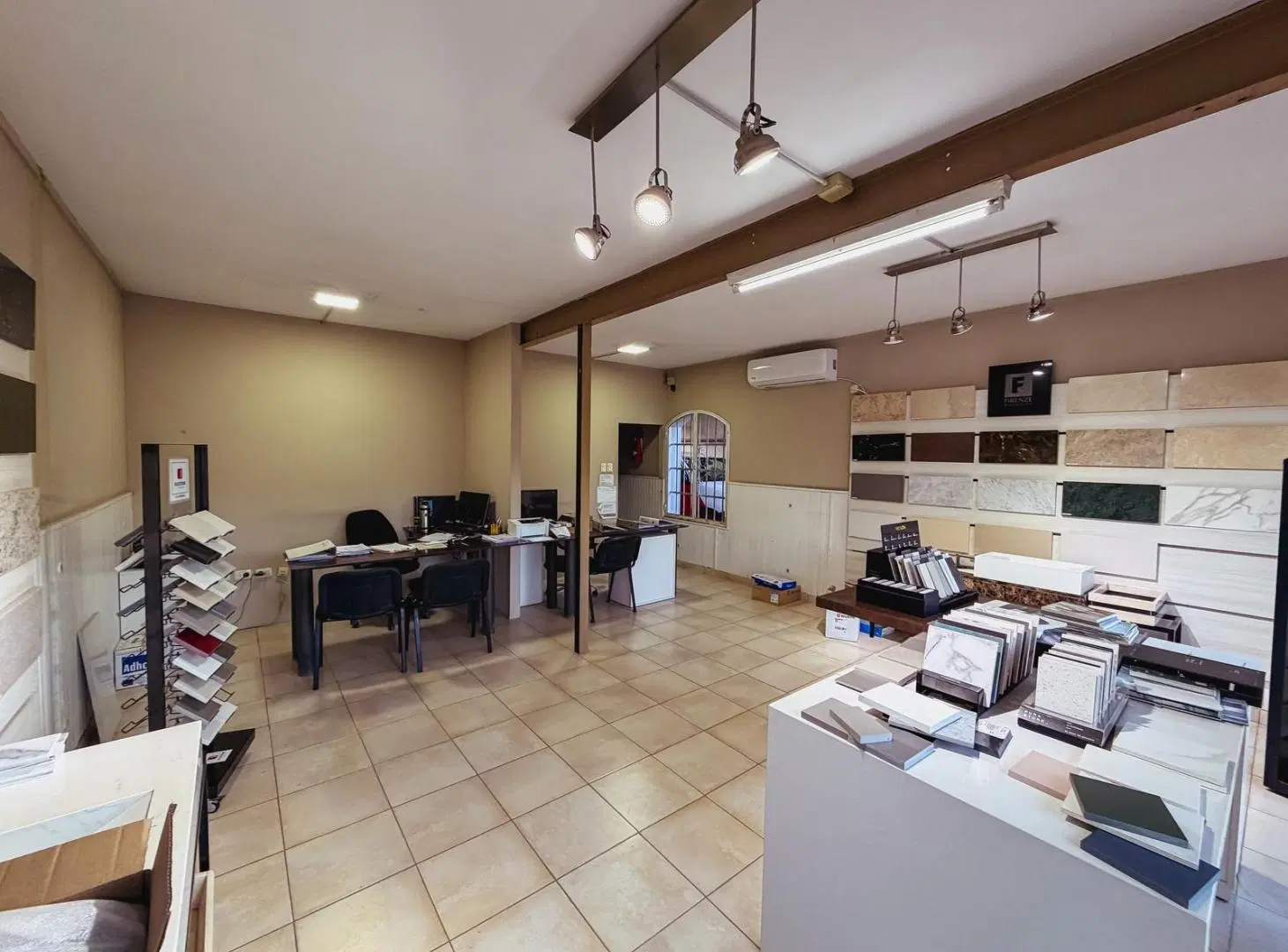 Local comercial con departamento/ oficina + galpón sobre Av. Ángela de la Casa 5