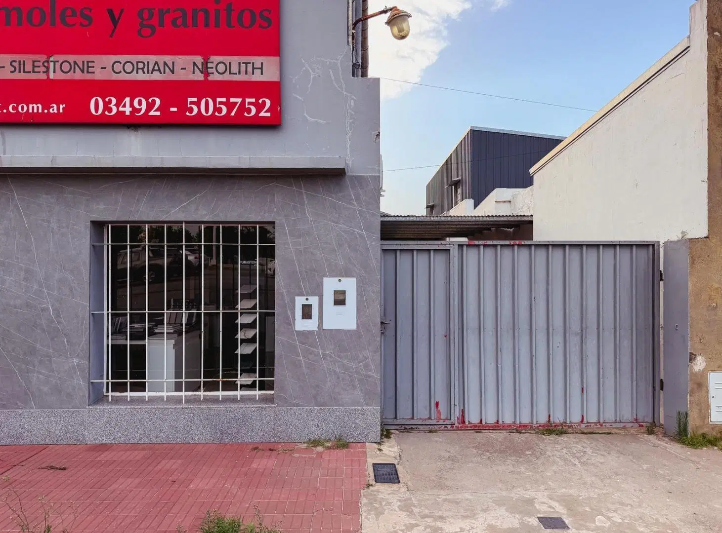 Local comercial con departamento/ oficina + galpón sobre Av. Ángela de la Casa 2