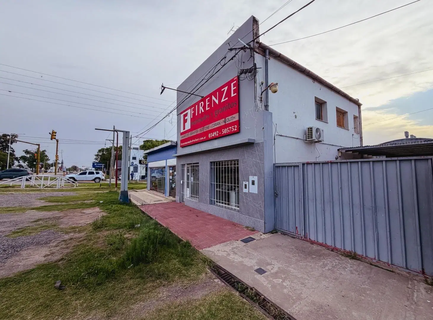 Local comercial con departamento/ oficina + galpón sobre Av. Ángela de la Casa 4