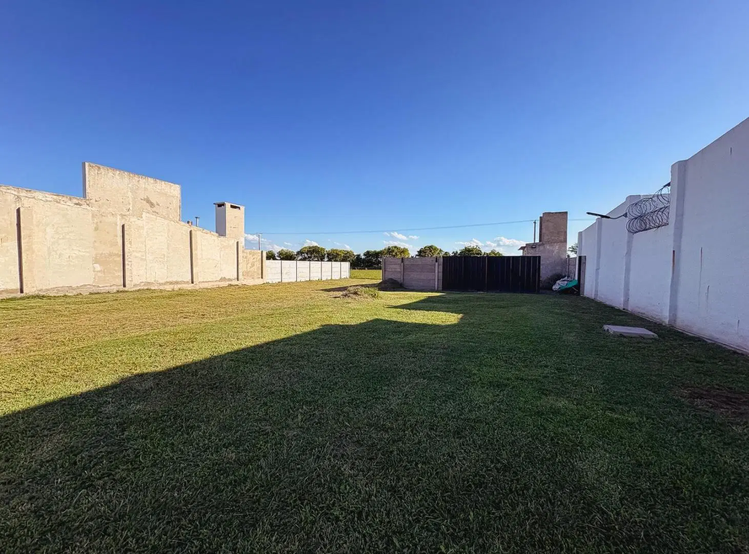 LOTE MEJORADO CON PILETA + BAÑO EN B° ANTÁRTIDA 5