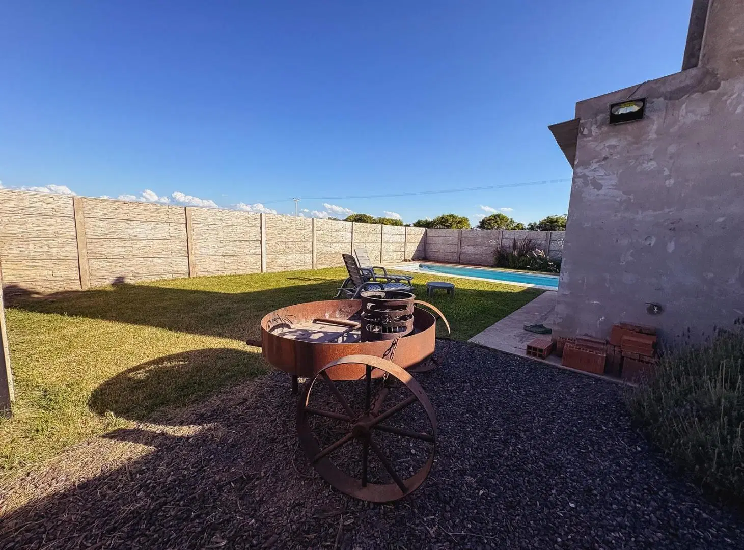 LOTE MEJORADO CON PILETA + BAÑO EN B° ANTÁRTIDA 4
