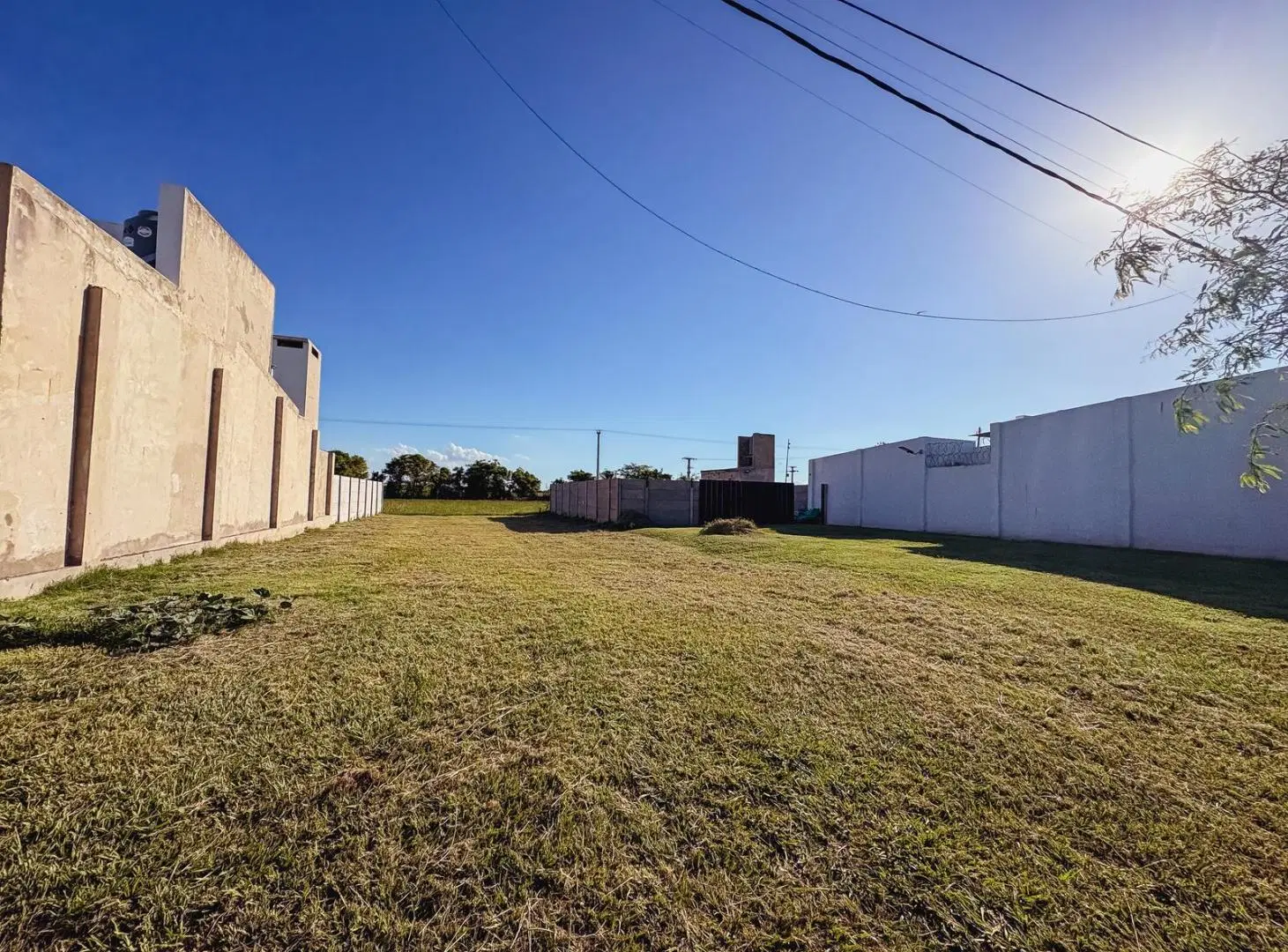 LOTE MEJORADO CON PILETA + BAÑO EN B° ANTÁRTIDA 3