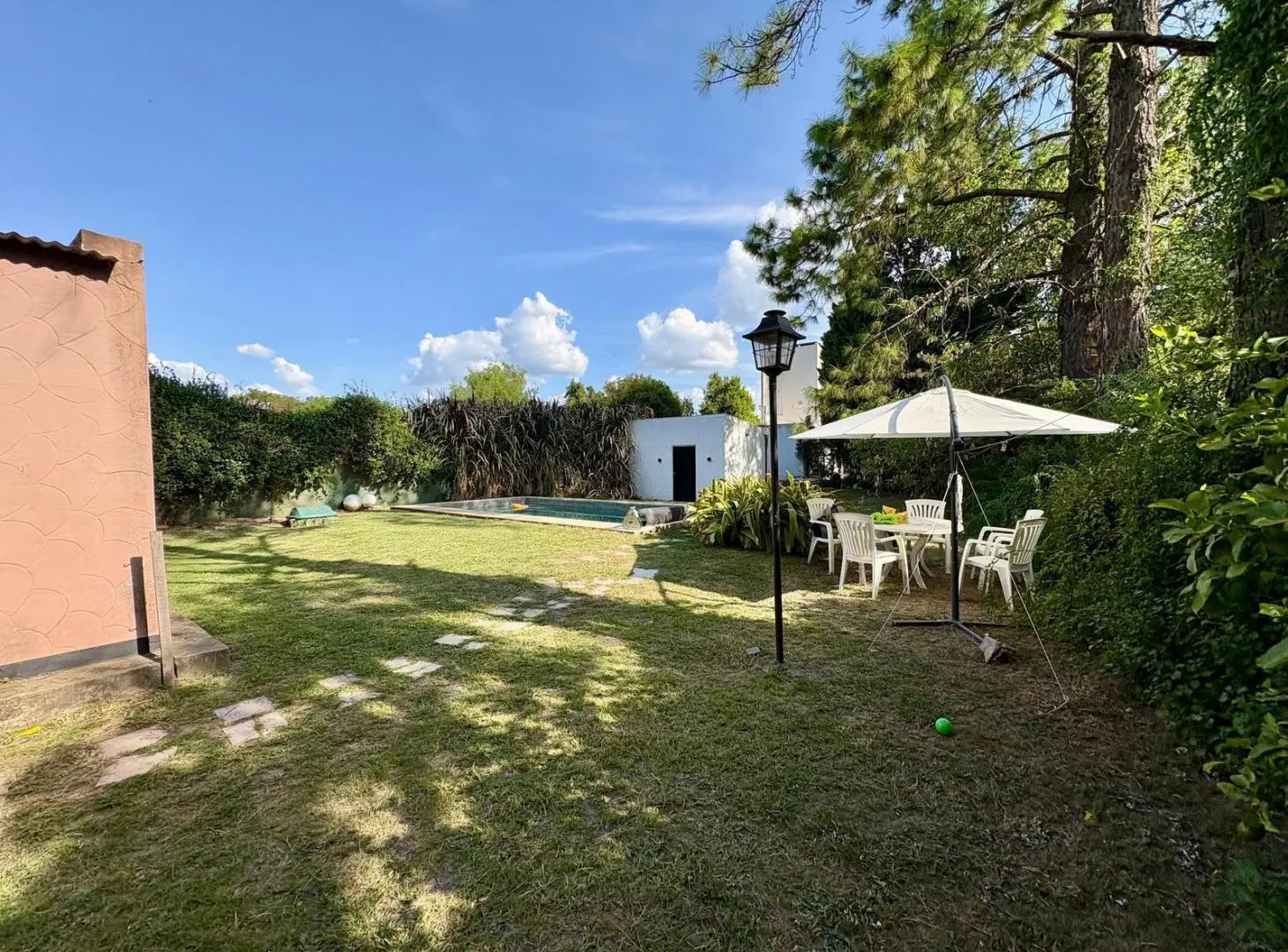 Casa con gran lote y pileta en Álamos del Aeroclub 2