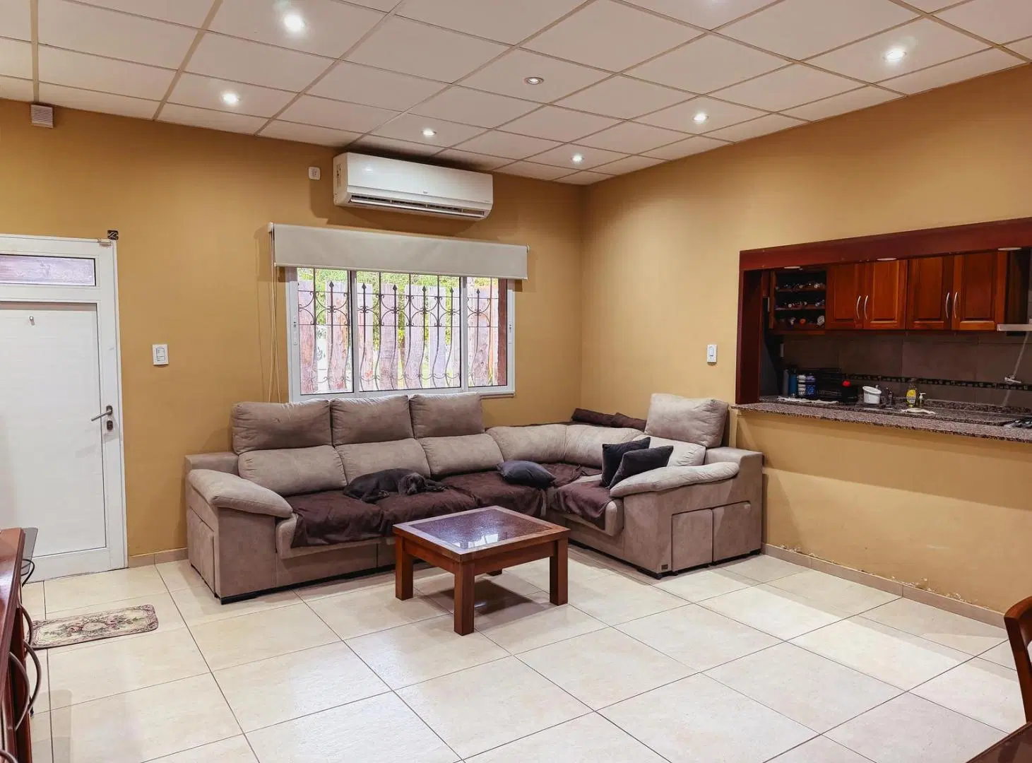 Propiedad de 4 habitaciones con quincho y patio 3
