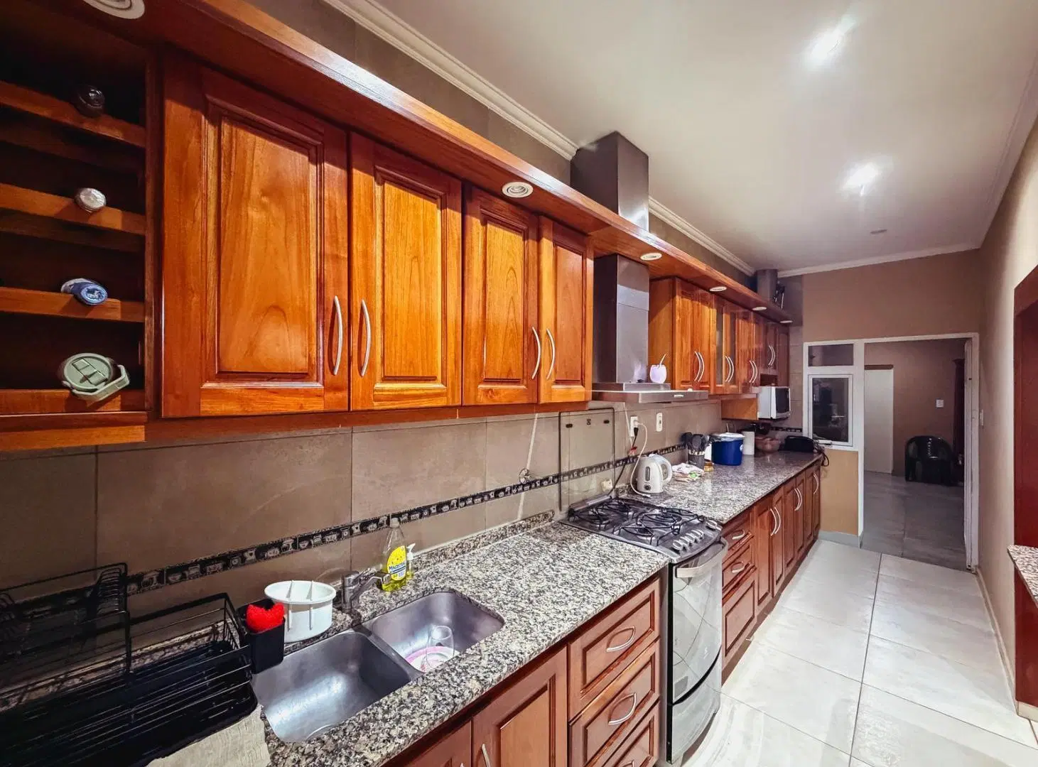 Propiedad de 4 habitaciones con quincho y patio 2