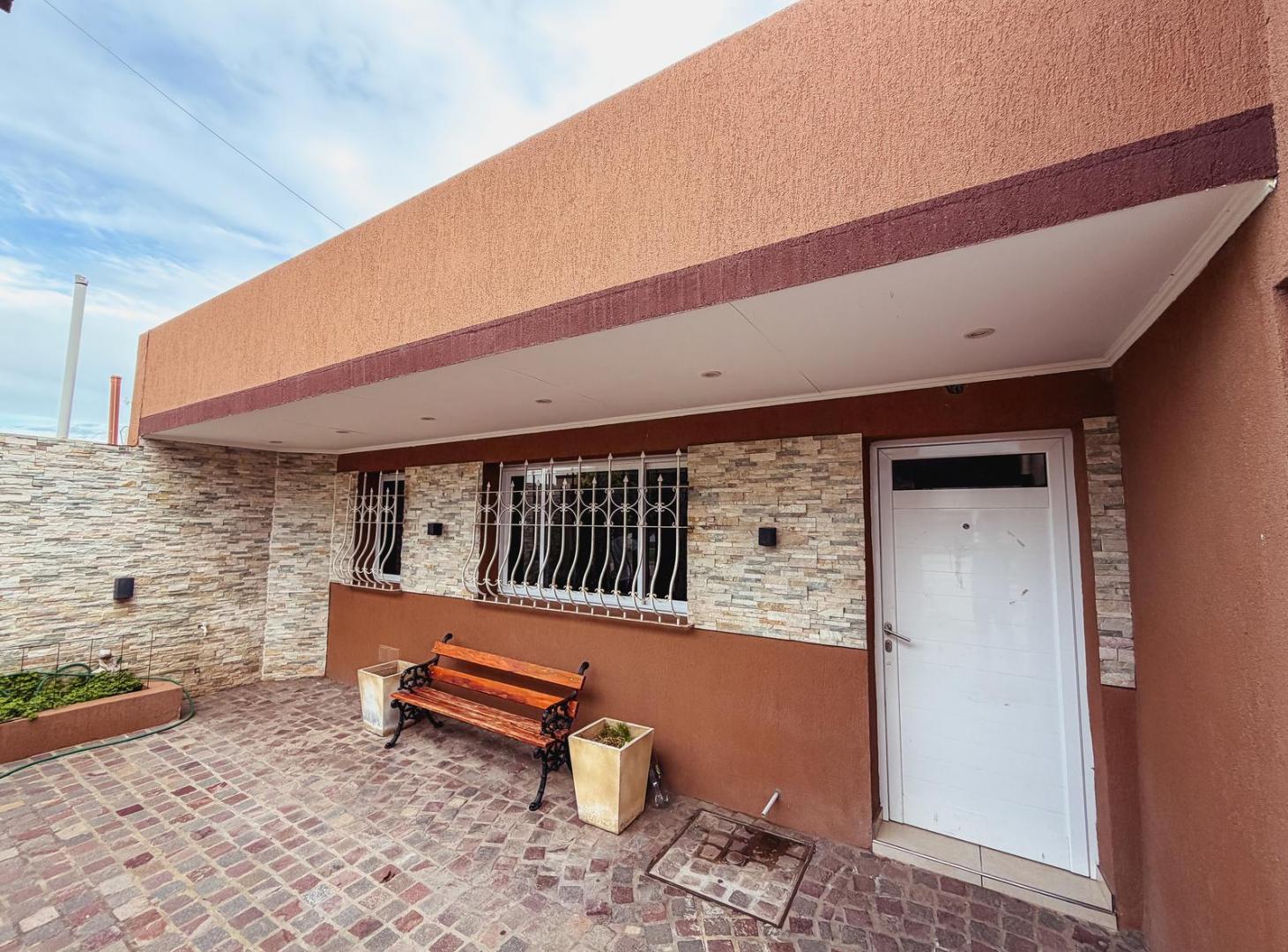 Propiedad de 4 habitaciones con quincho y patio