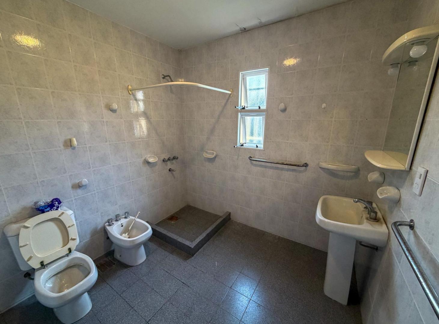 Foto de Espacio comercial y profesional en alquiler o venta sobre Av. Providenti, imagen 2