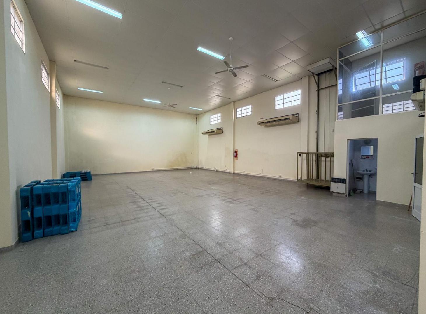 Foto de Espacio comercial y profesional en alquiler o venta sobre Av. Providenti, imagen 1