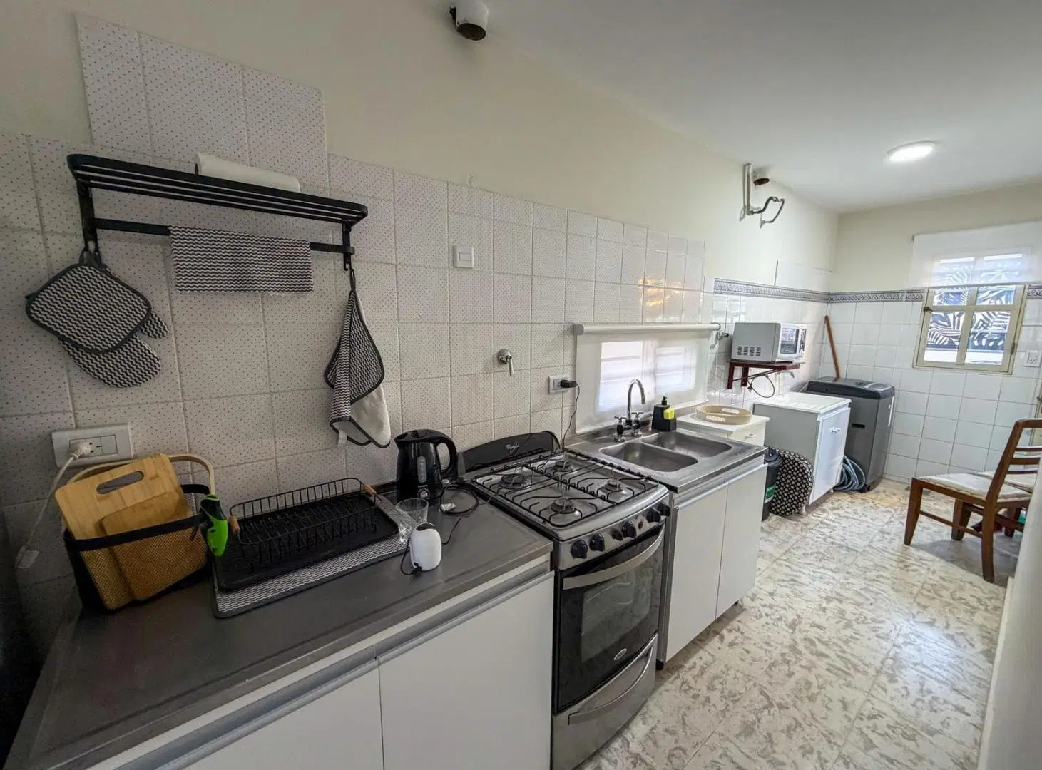 Casa en alquiler con 3 habitaciones, patio y cochera 2