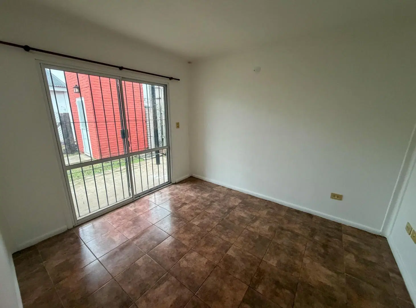 Departamento en alquiler con patio y cochera 4