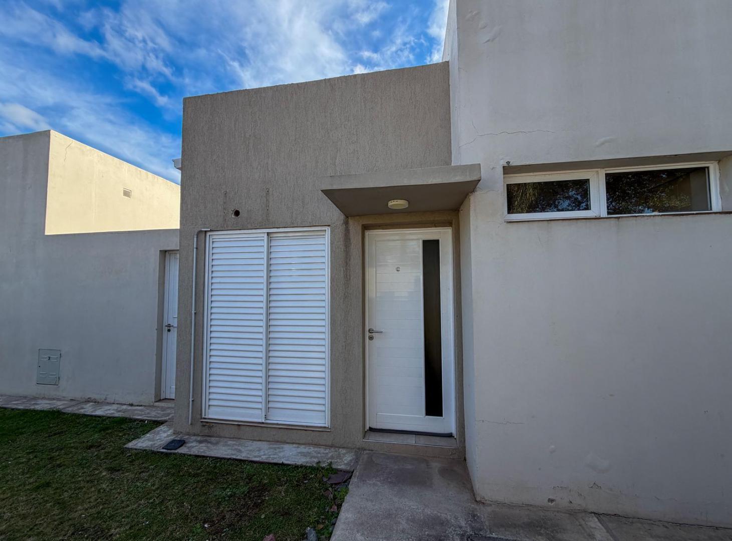 Departamento en alquiler con una habitación y patio