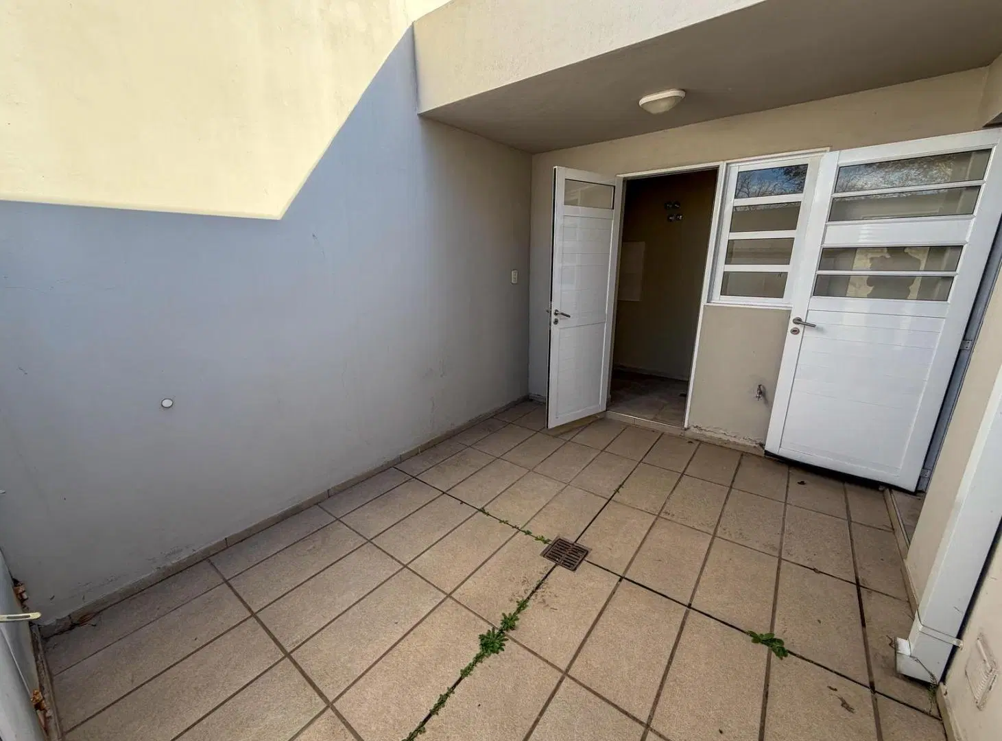 Departamento en alquiler con una habitación y patio 3