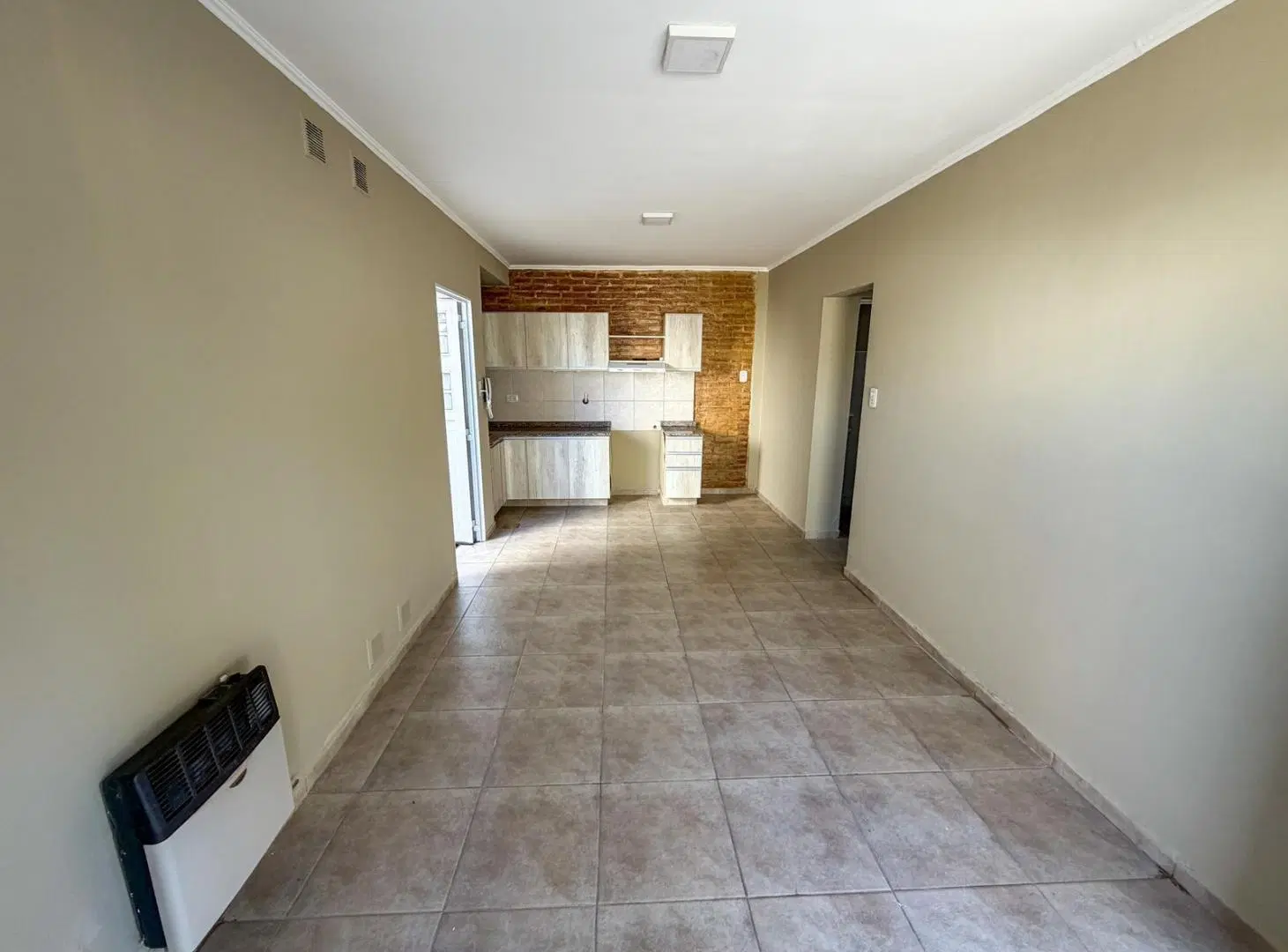 Departamento en alquiler con una habitación y patio 2