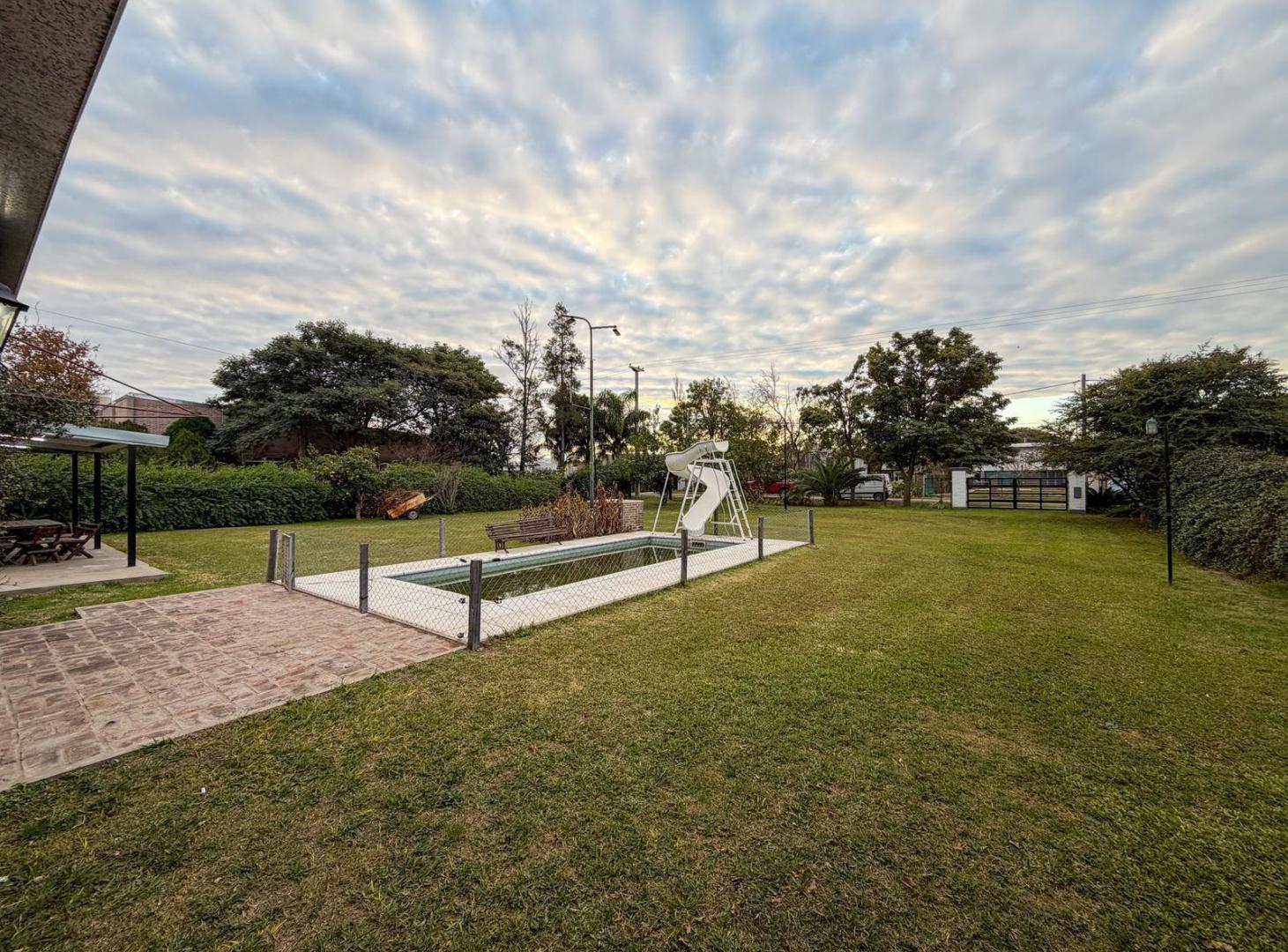 Dos propiedades en un terreno de 1380 m² en Susana