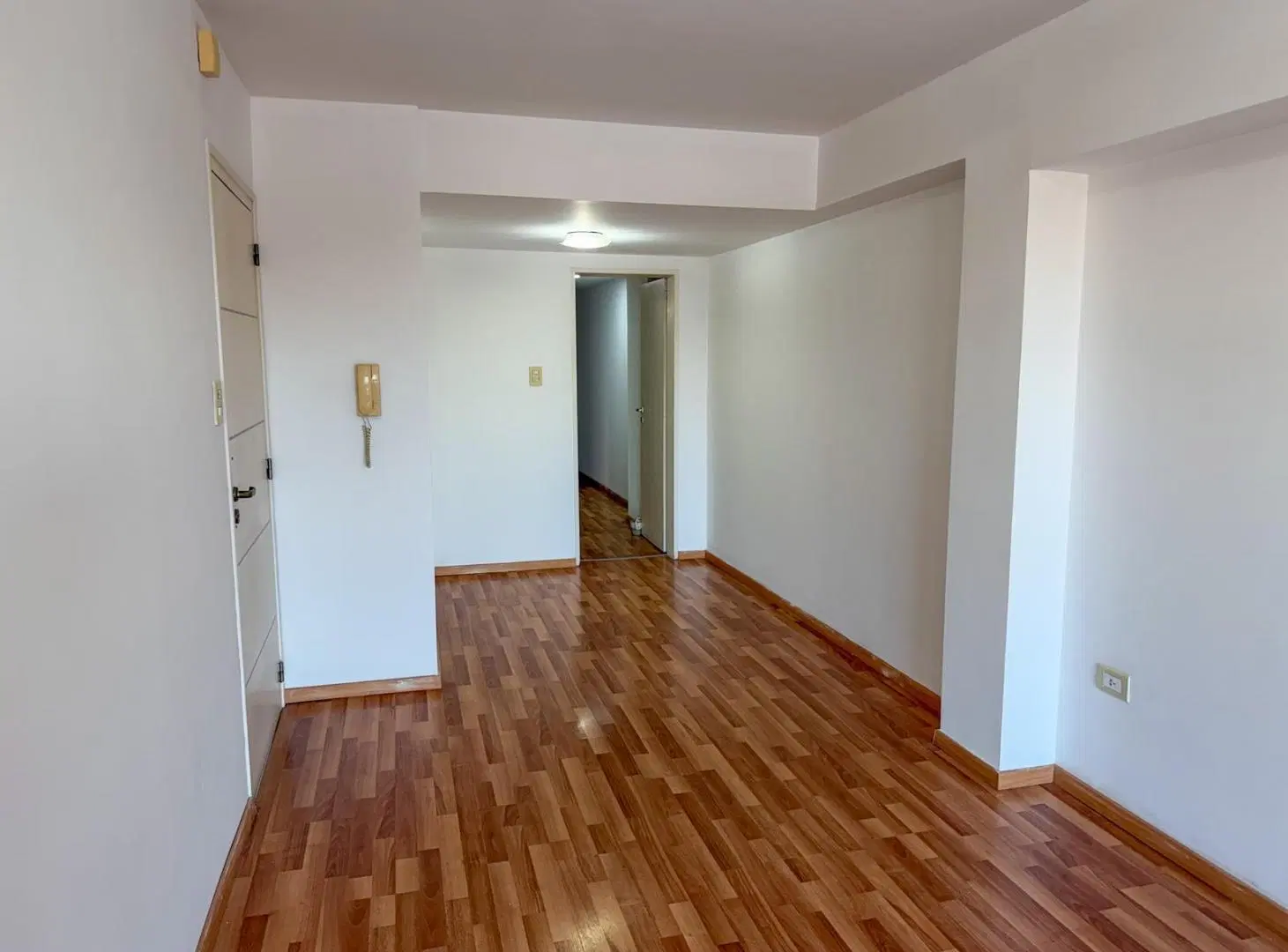 Departamento de 2 dormitorios y cochera en alquiler 4