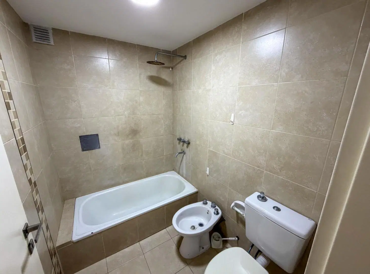 Departamento de 2 dormitorios y cochera en alquiler 5