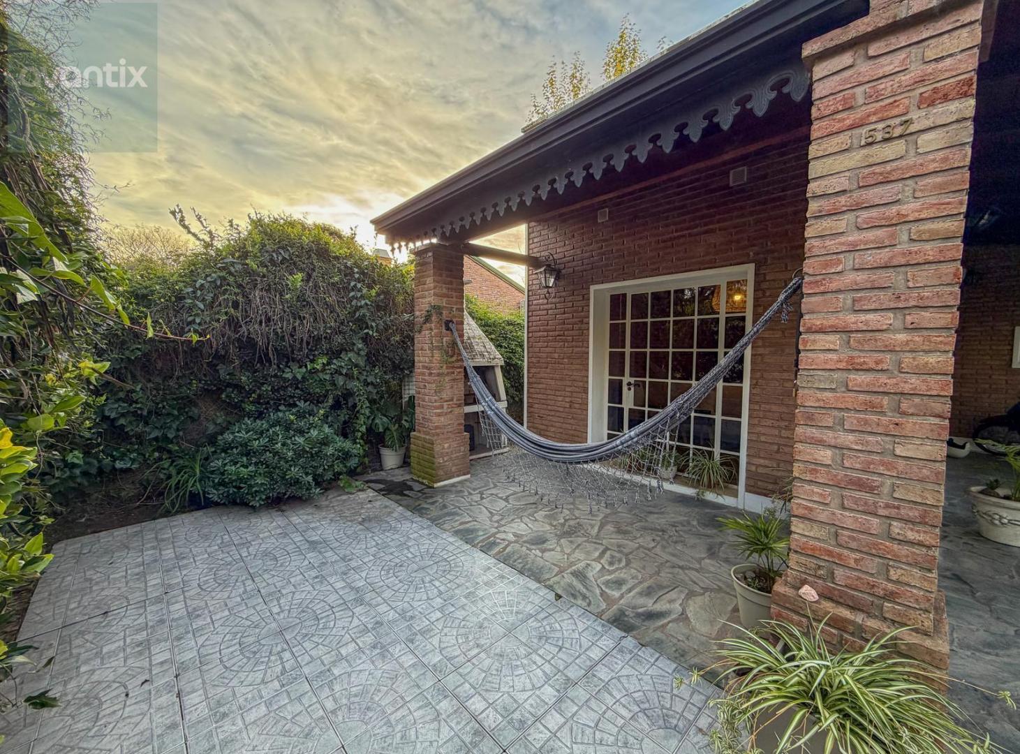 Foto de Casa moderna con piscina y quincho en barrio Belgrano, imagen 2