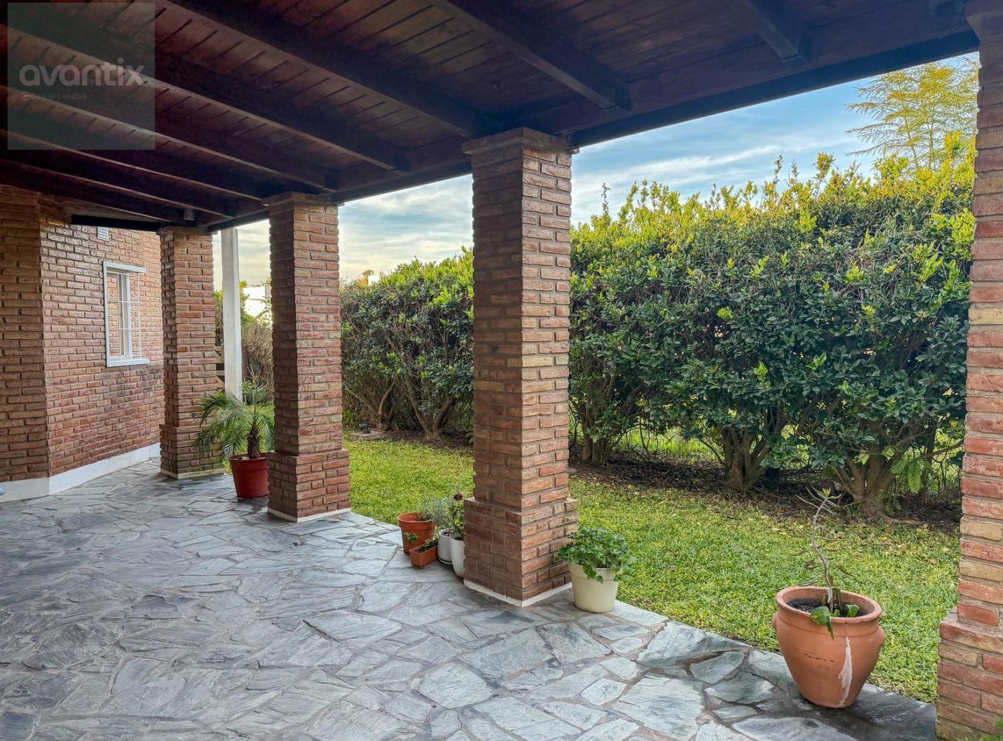 Foto de Casa moderna con piscina y quincho en barrio Belgrano, imagen 4