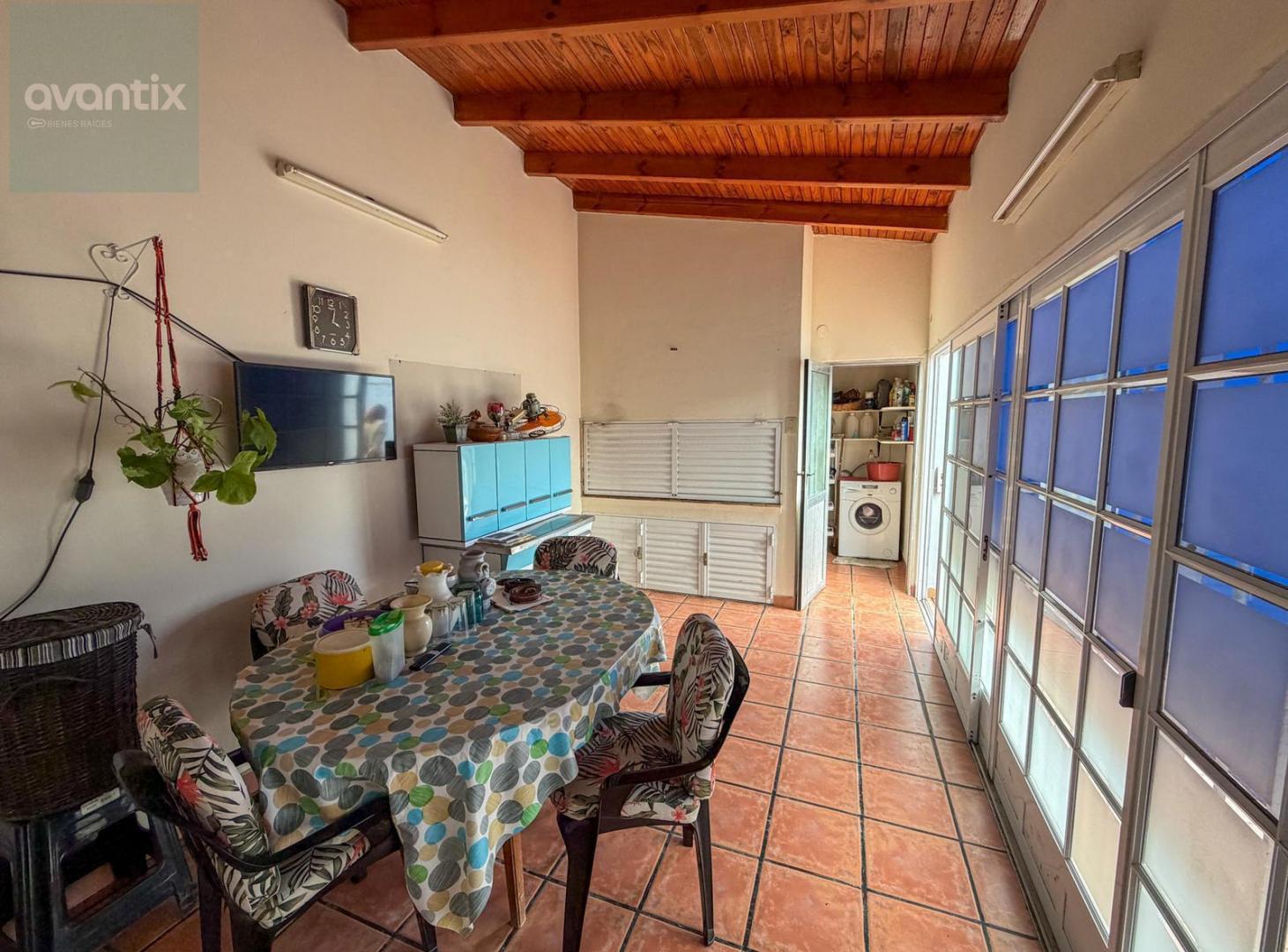 Foto de Amplia casa con 2 habitaciones, garaje y pileta en barrio Belgrano, imagen 1