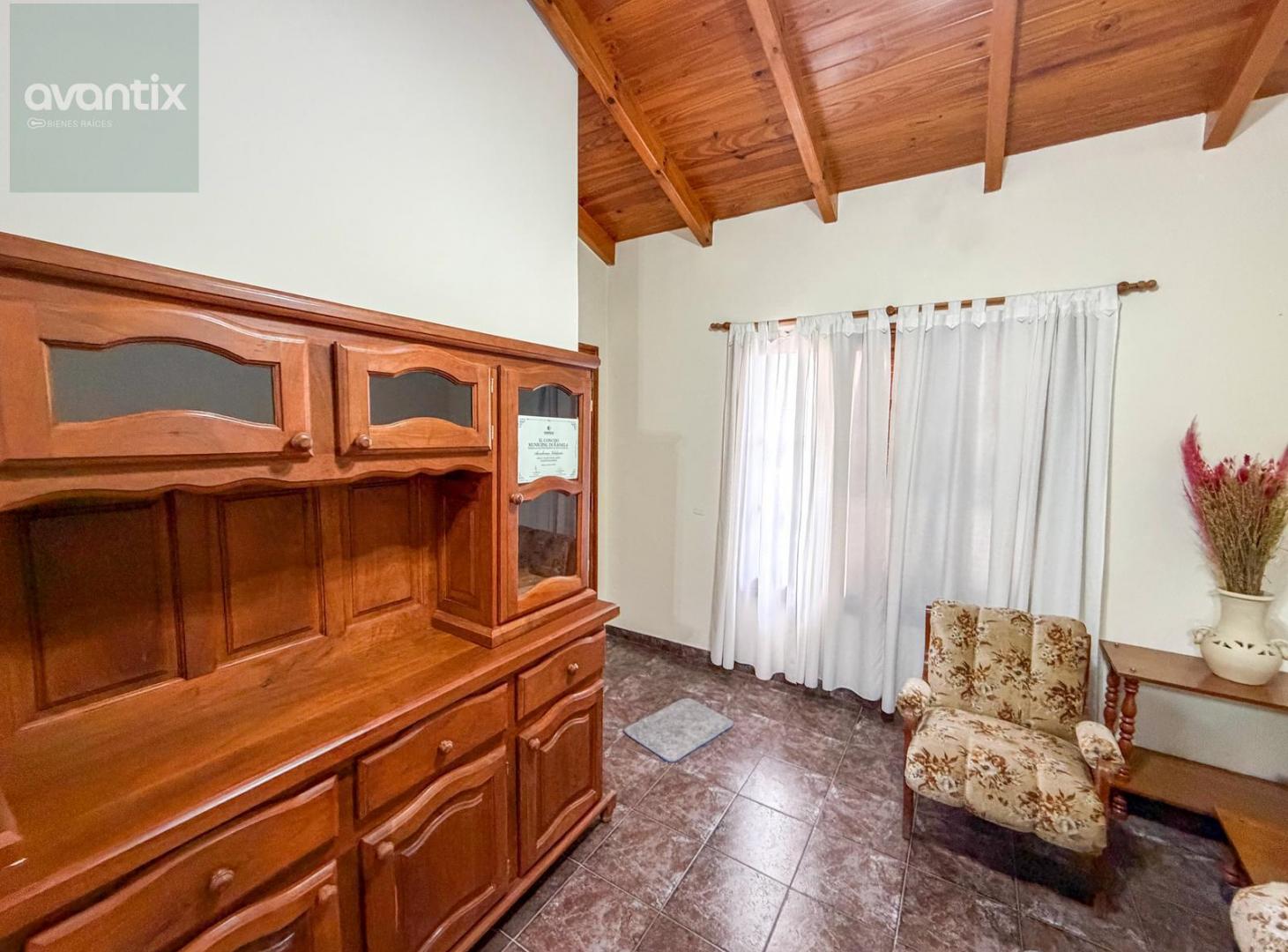 Foto de Amplia casa con 2 habitaciones, garaje y pileta en barrio Belgrano, imagen 2