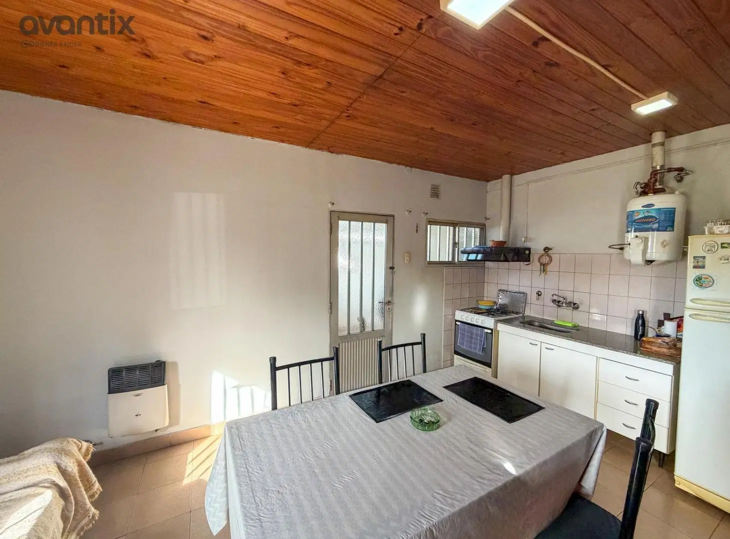 Casa de 2 dormitorios con amplio patio en barrio Belgrano 2