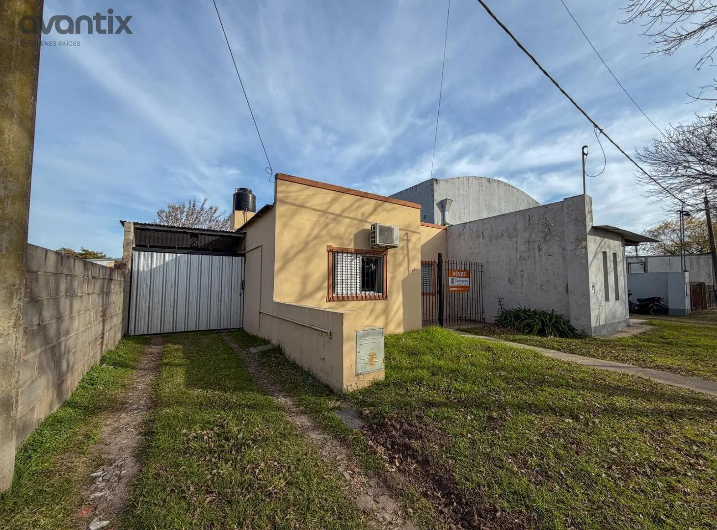 Casa de 2 dormitorios con amplio patio en barrio Belgrano 1