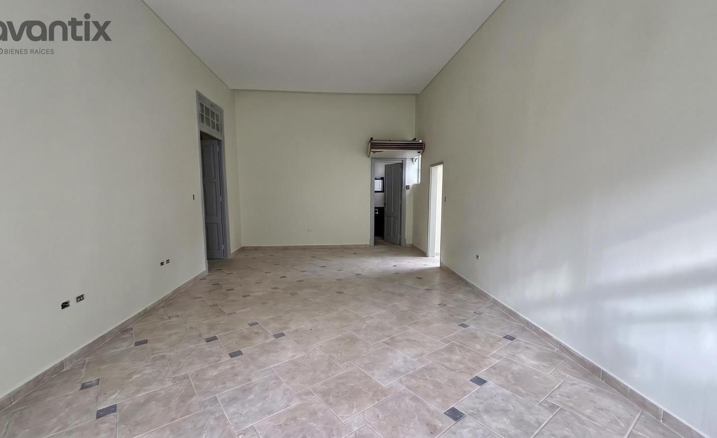 Foto de Amplio local comercial en alquiler a metros del centro, imagen 1