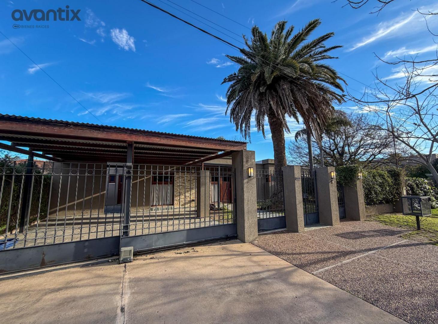 Foto de Casa de categoría con quincho, pileta y doble sector social en Barrio, imagen 1