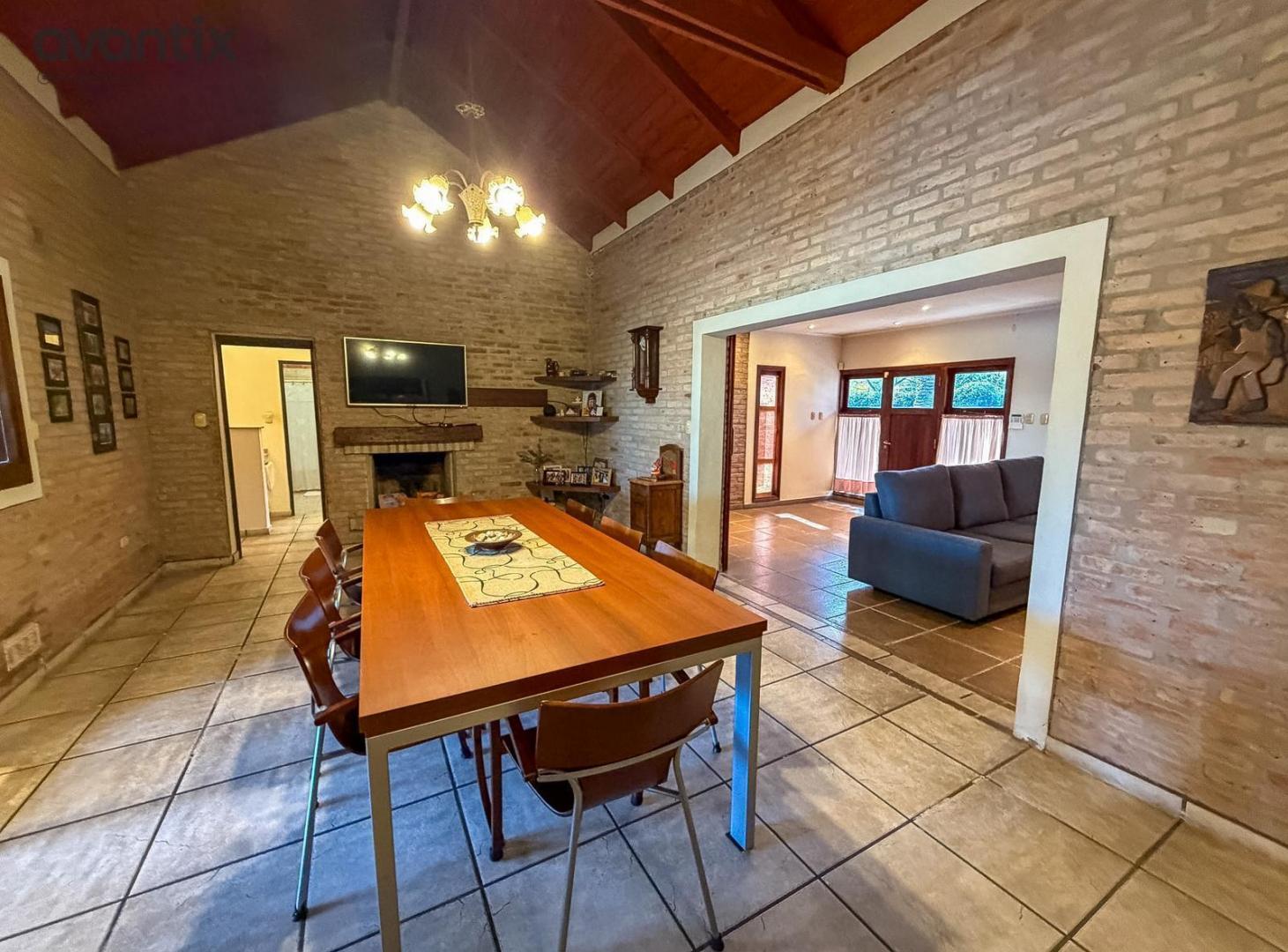 Foto de Casa de categoría con quincho, pileta y doble sector social en Barrio, imagen 5