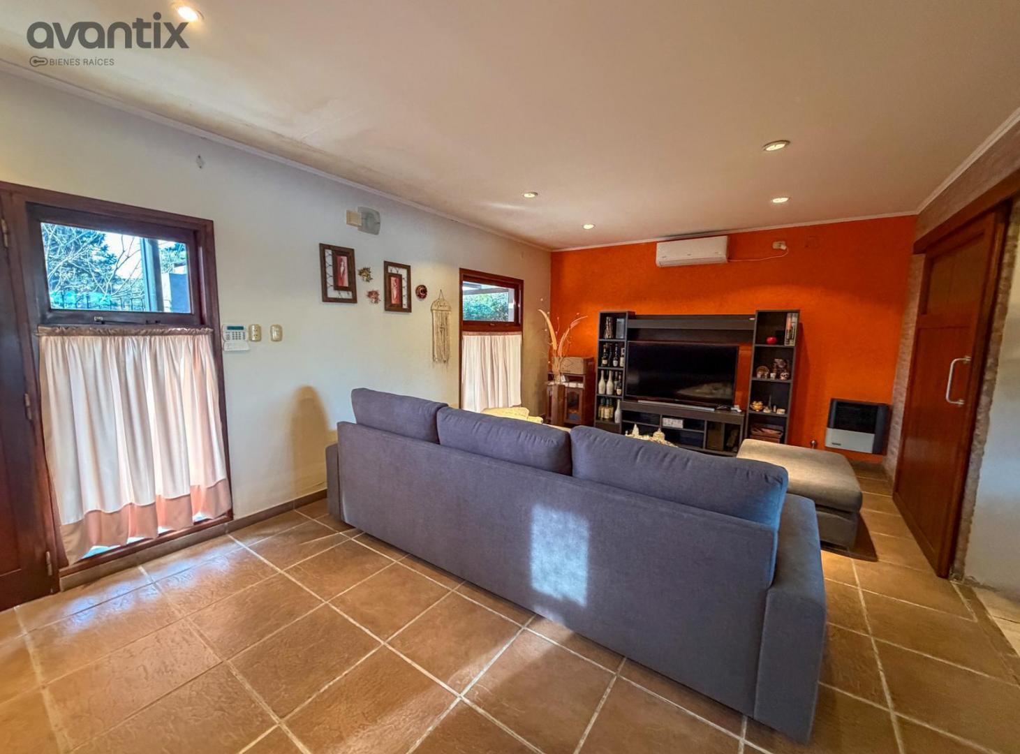 Foto de Casa de categoría con quincho, pileta y doble sector social en Barrio, imagen 4