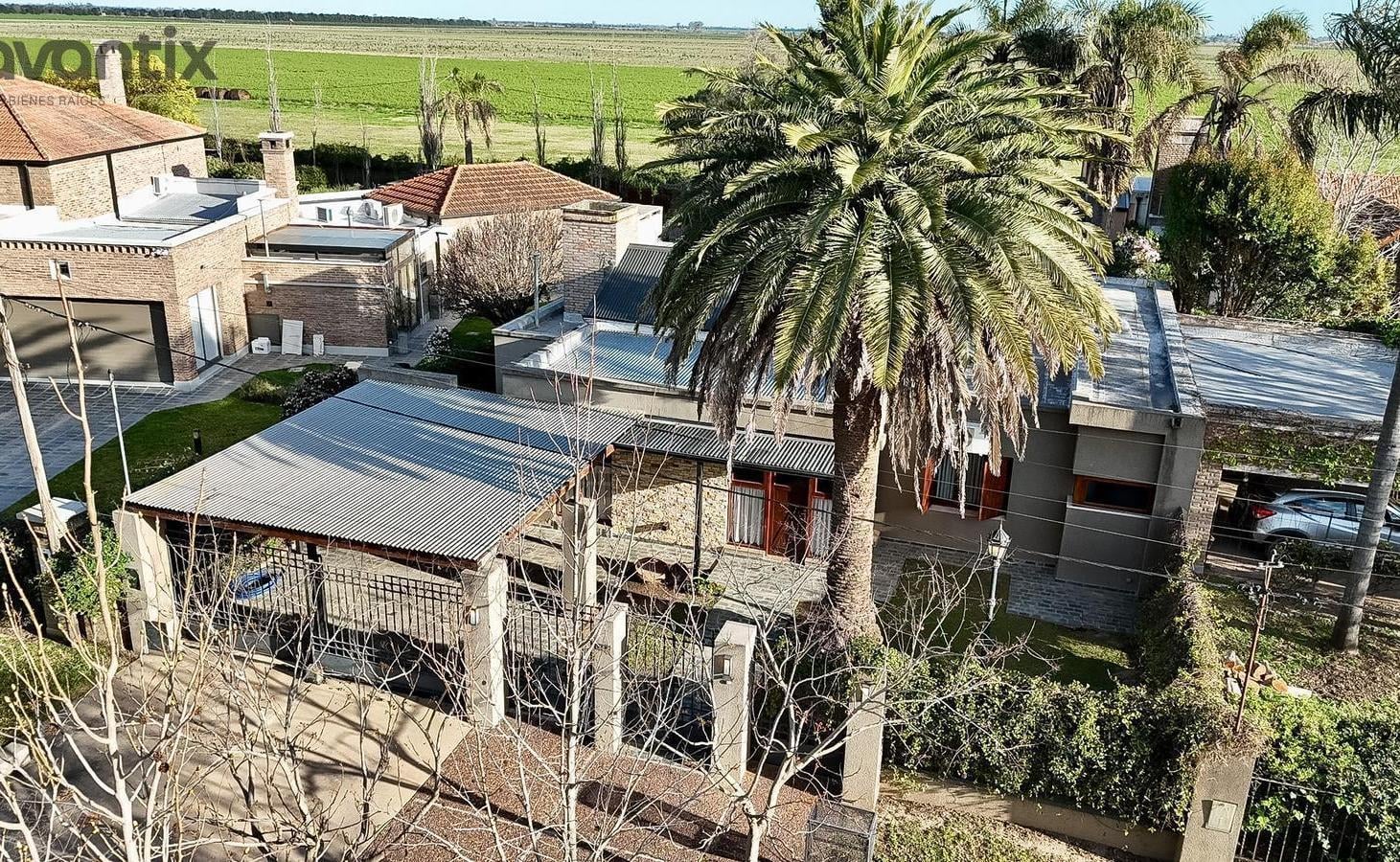 Foto de Casa de categoría con quincho, pileta y doble sector social en Barrio, imagen 2