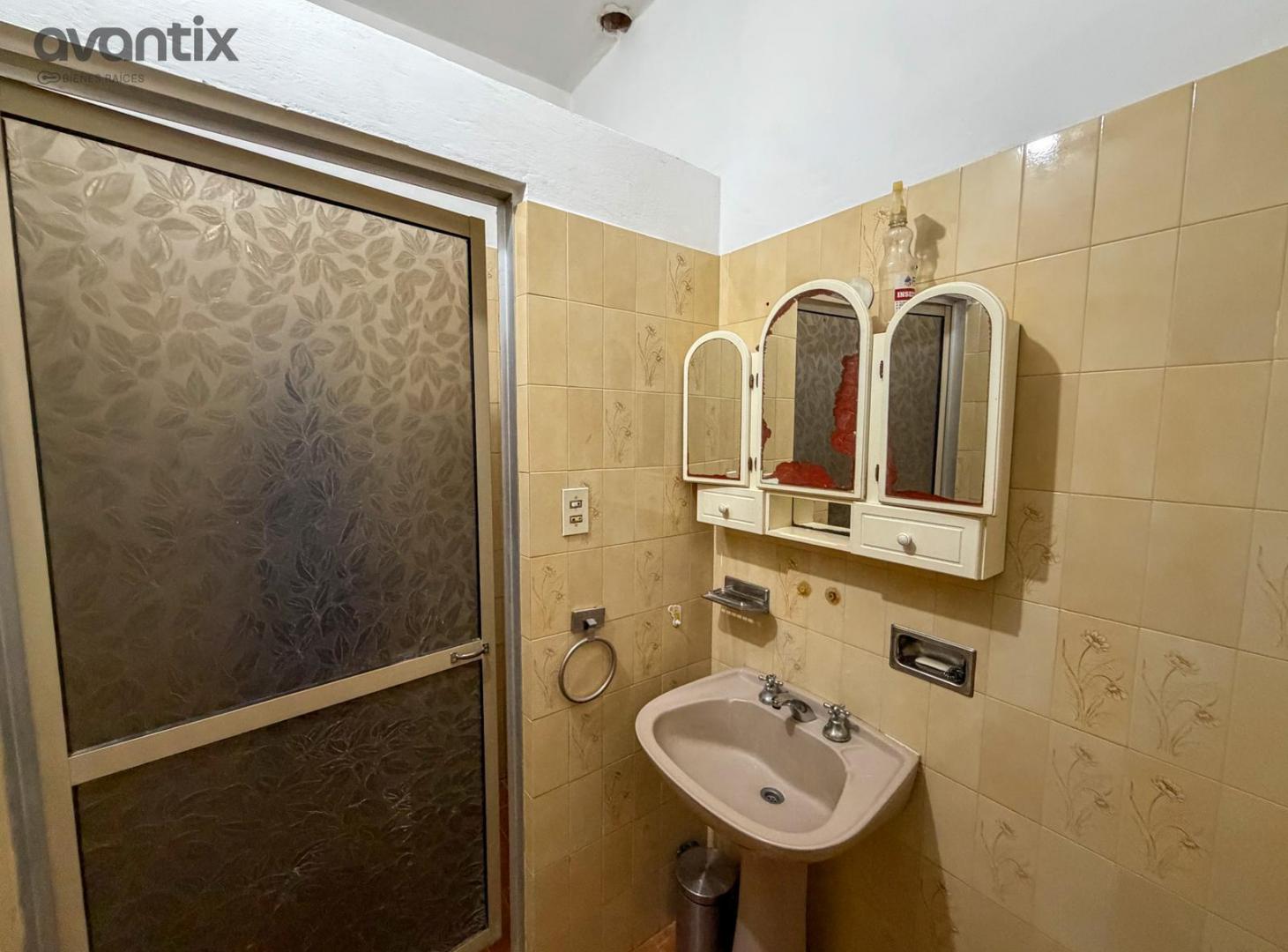 Foto de Casa con patio y cochera en barrio Villa del Parque, imagen 5