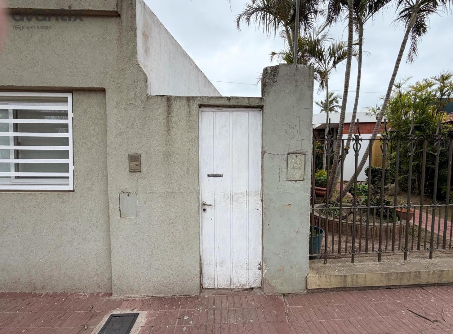 Foto de Galpón con amplio acceso vehicular y departamento interno, imagen 1