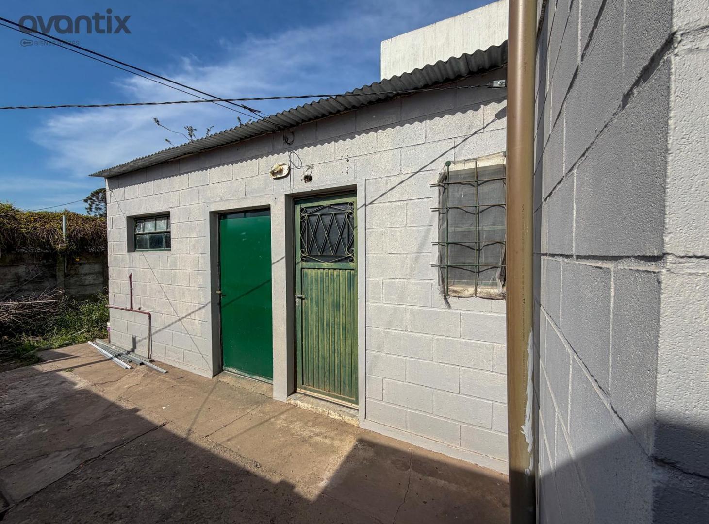 Foto de Propiedad con local comercial + 2 departamentos en venta, imagen 2