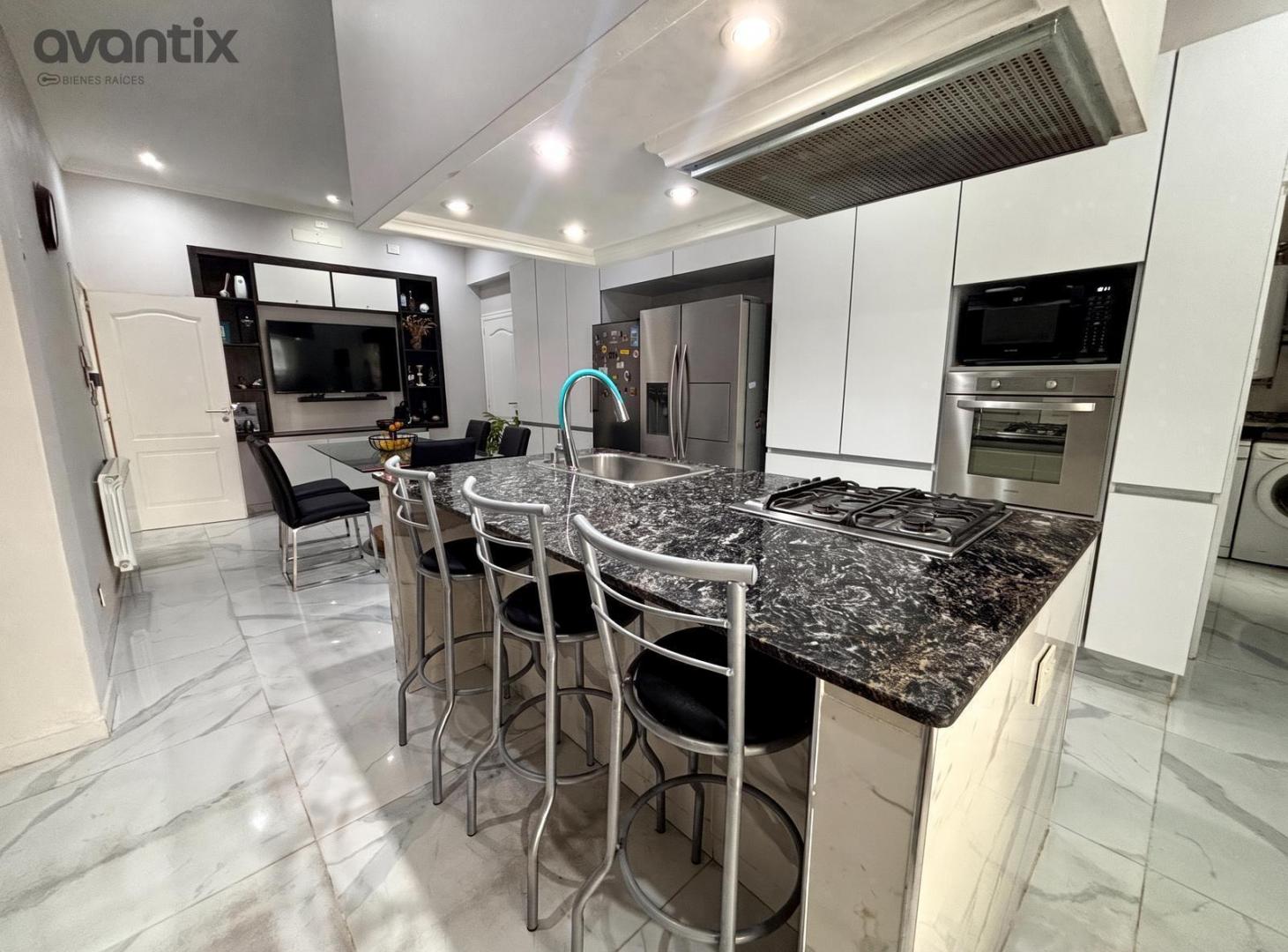 Foto de Casa de categoría con 5 dormitorios, pileta y local comercial en pleno, imagen 5