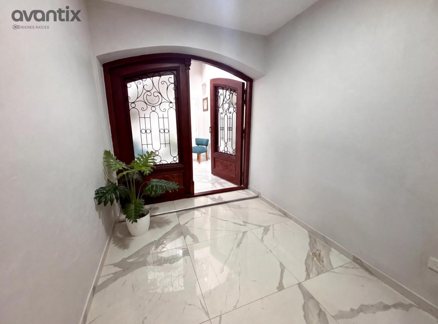Foto de Casa de categoría con 5 dormitorios, pileta y local comercial en pleno, imagen 3