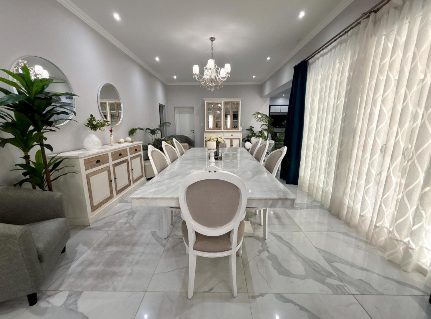 Casa de categoría con 5 dormitorios, pileta y local comercial en pleno centro de Rafaela