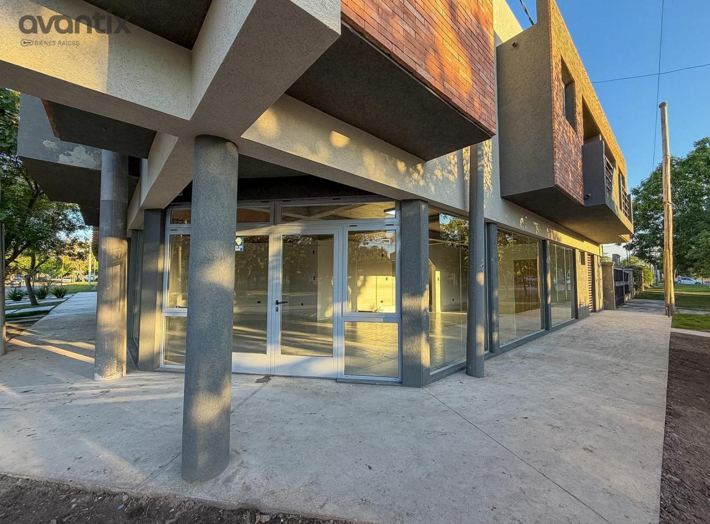 Foto de Local comercial a estrenar en esquina - Barrio Amancay, imagen 2