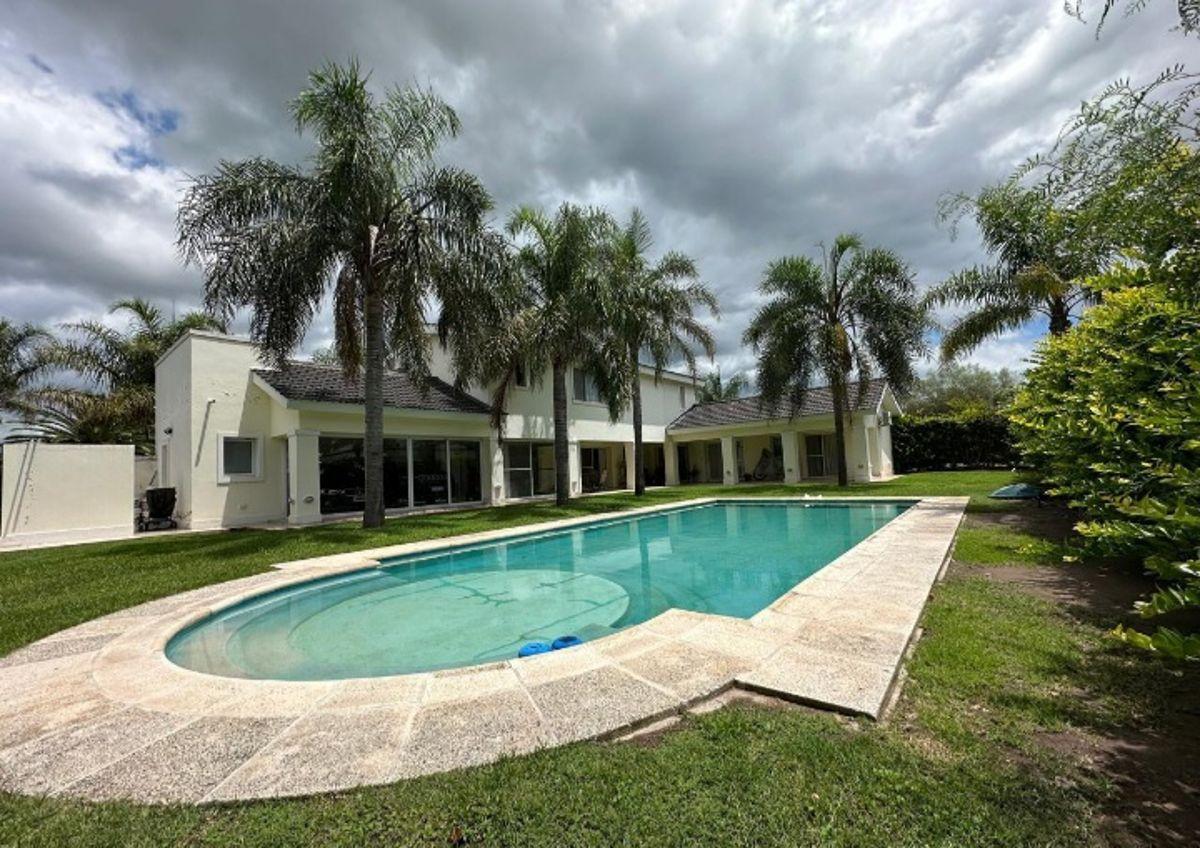 VENTA CASA DE 3 DORMITORIOS EN BARRIO PRIVADO SAN ISIDRO-VILLA ALLENDE