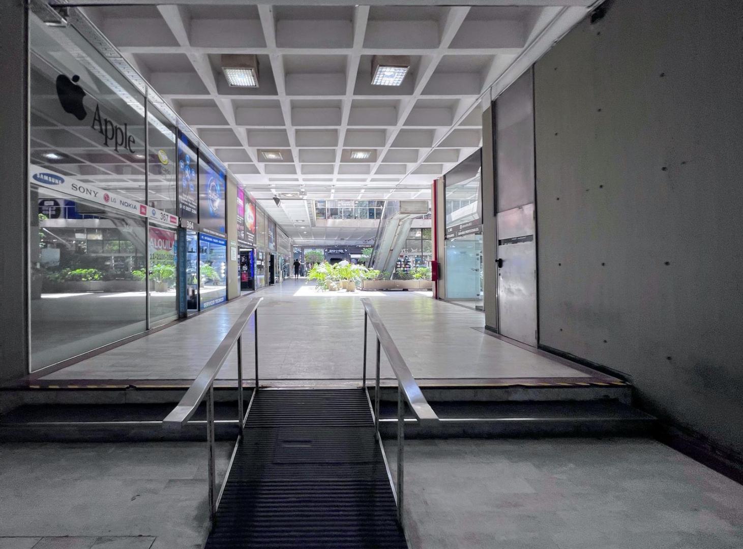 VENTA OFICINA EN GALERIA JARDIN CON COCHERAS - PISO 2