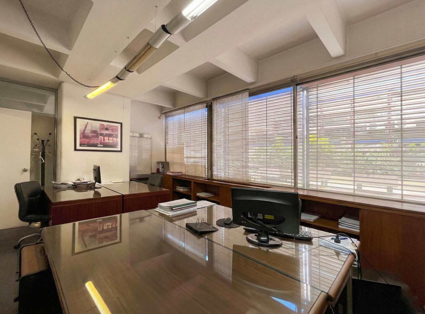 VENTA OFICINA EN GALERIA JARDIN CON COCHERAS - PISO 2
