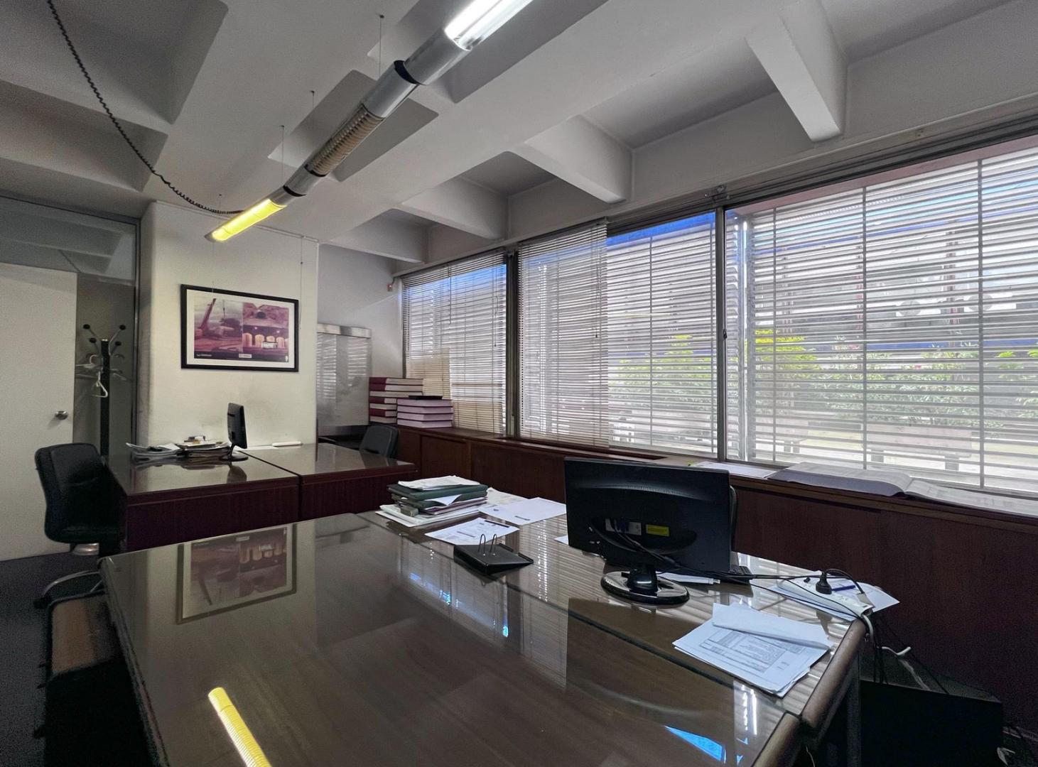 VENTA OFICINA EN GALERIA JARDIN CON COCHERAS - PISO 2