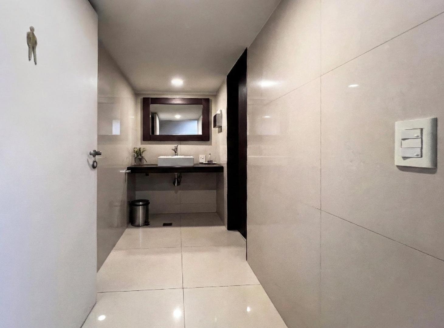 VENTA OFICINA EN GALERIA JARDIN CON COCHERAS - PISO 2