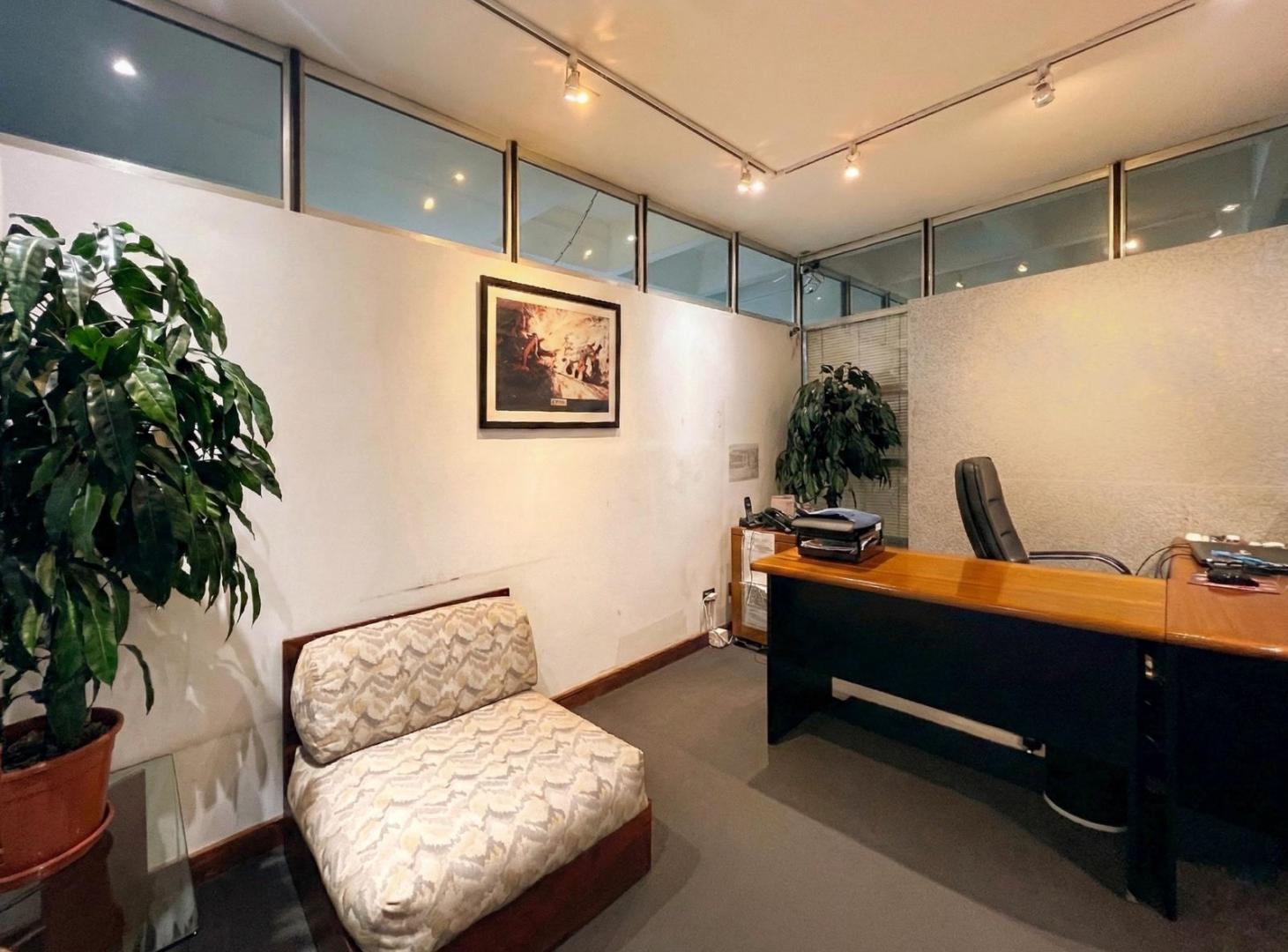 VENTA OFICINA EN GALERIA JARDIN CON COCHERAS - PISO 2