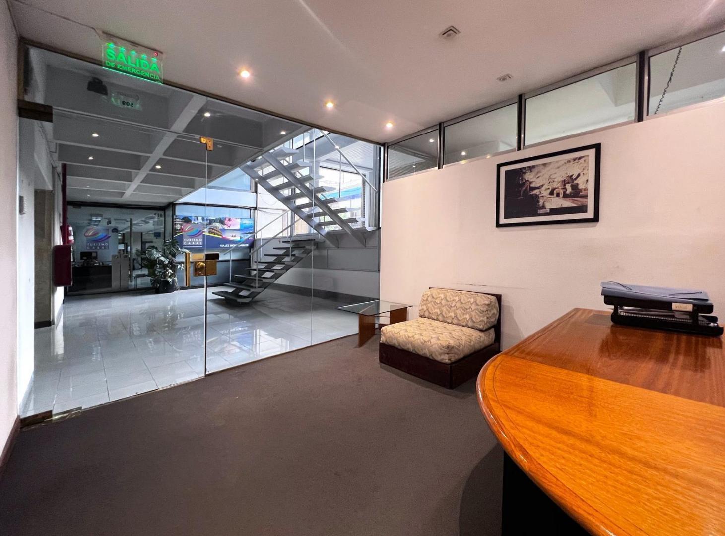 VENTA OFICINA EN GALERIA JARDIN CON COCHERAS - PISO 2