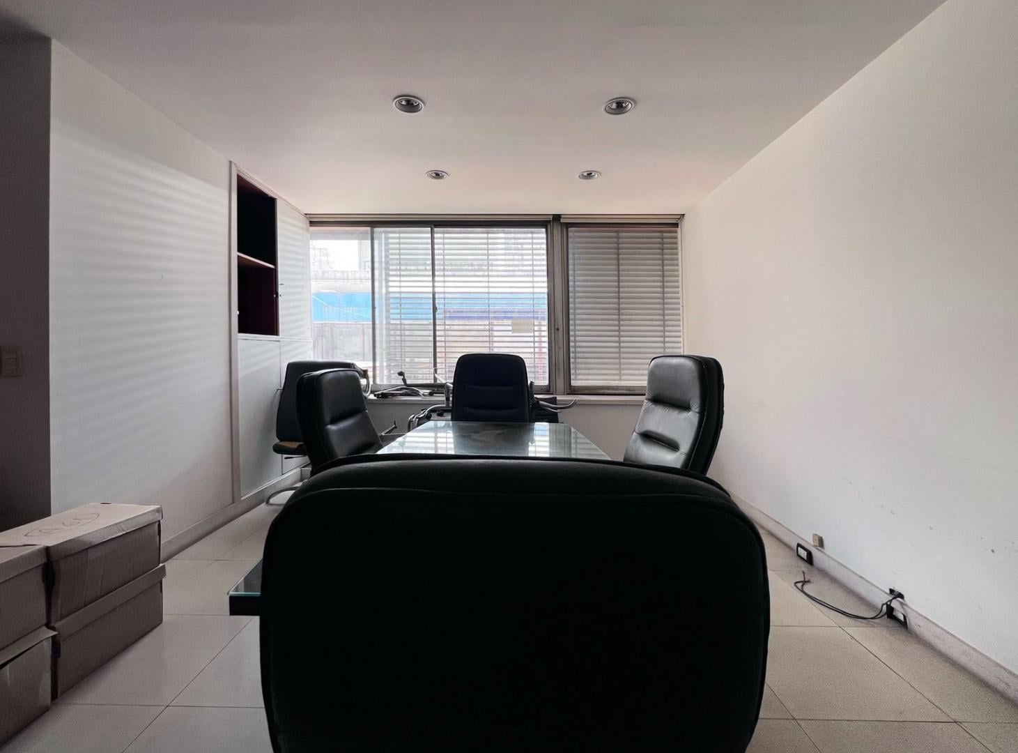 VENTA OFICINA GALERIA JARDIN CON COCHERA- PISO 3