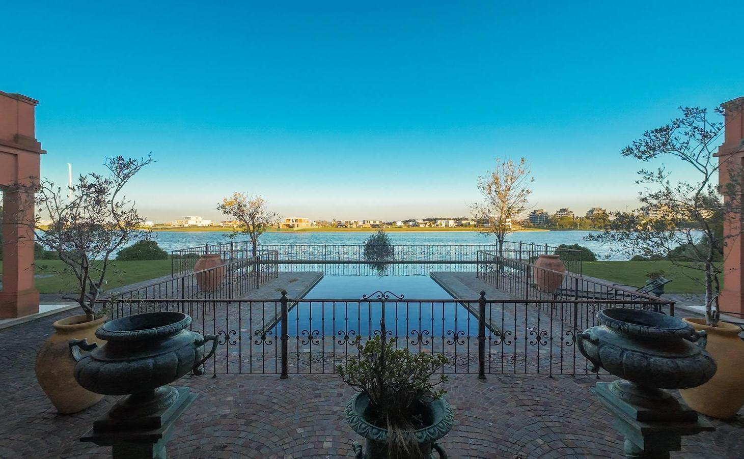 Foto de Venta Casa de categoría, emplazada sobre triple lote al lago central, imagen 2